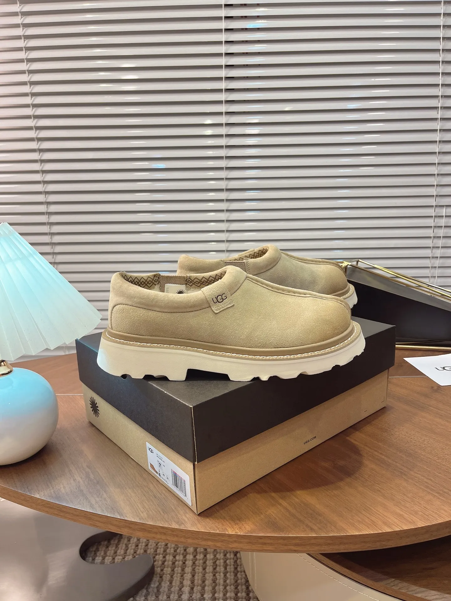 【UGG】 P: 540💰 Size: 40 to 44 (45 custom-made) 2025 new style 𝑼𝑮𝑮•Men's ◾️. The matching coefficient of winter snow fur shoes is also 100% 💥very good-looking✨very fashionable and stylish when worn📈 Lager casual boots lace-up style with hot embossed brand logo on the heel Item No.: 1171113 Upper: high-quality cow suede Lining: sheepskin imported from Australia 🐑The inner lining is made of Australian lamb wool Outsole: EVA non-slip outsole.